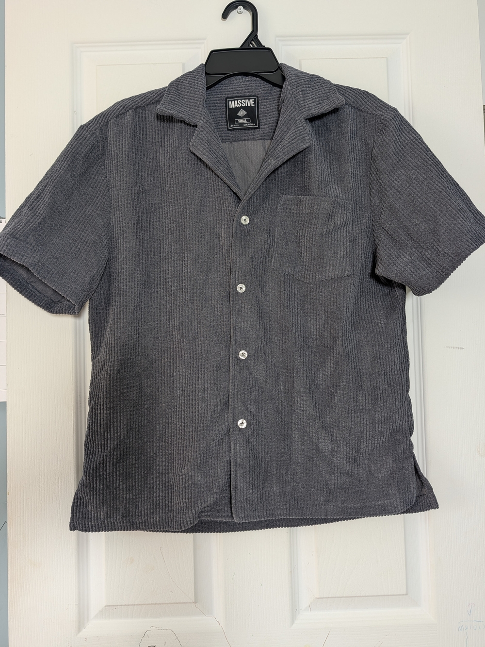 Massive Men's Short-Sleeve Button-Up Shirt in Charcoal Gray Size Small